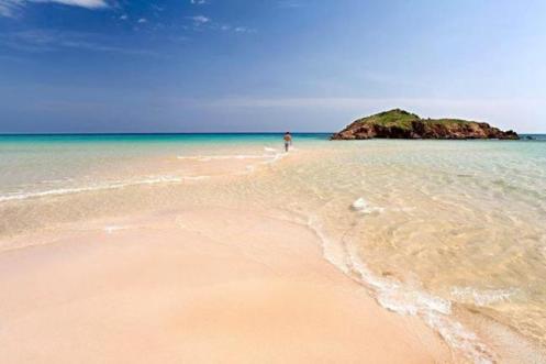 15345_650_320_dy_Il_mare_piu_bello_dItalia_e_in_Sardegna_Chia_regina_blu_con_Posada_e_Bosa